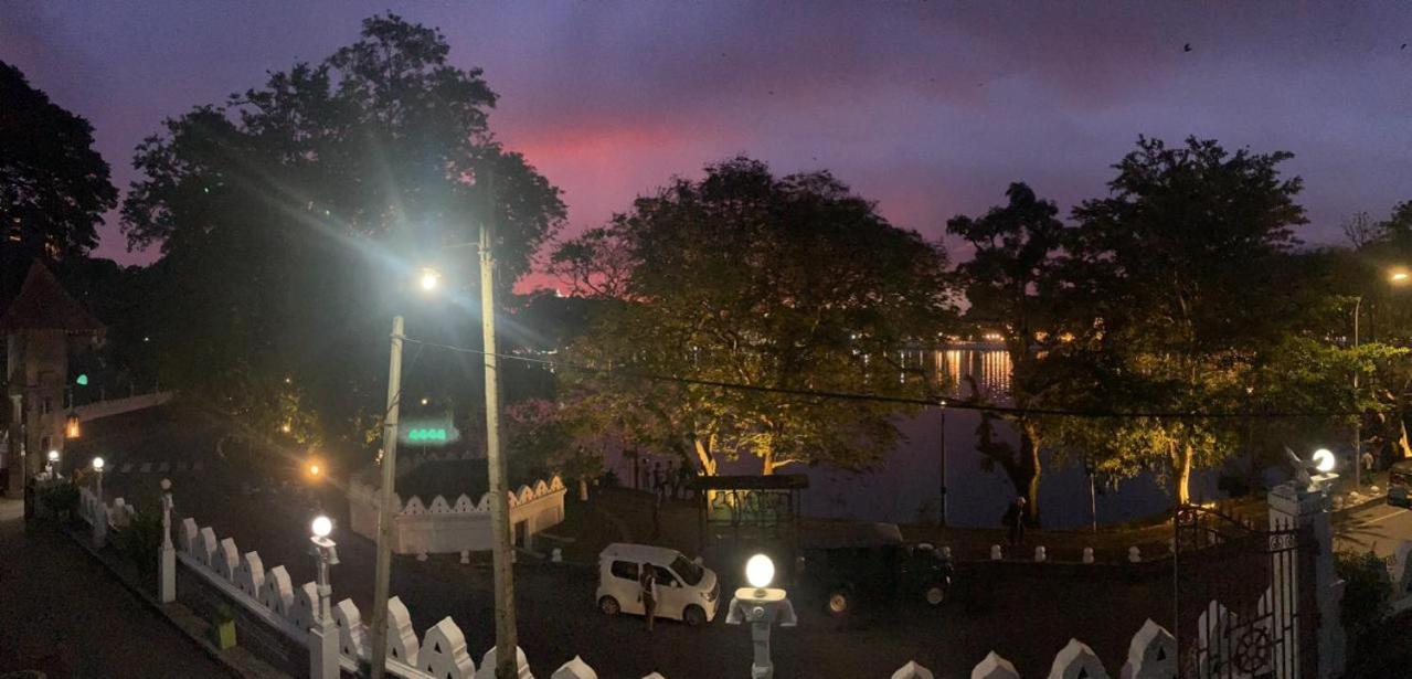 Lake Classical Guest House Kandy Buitenkant foto